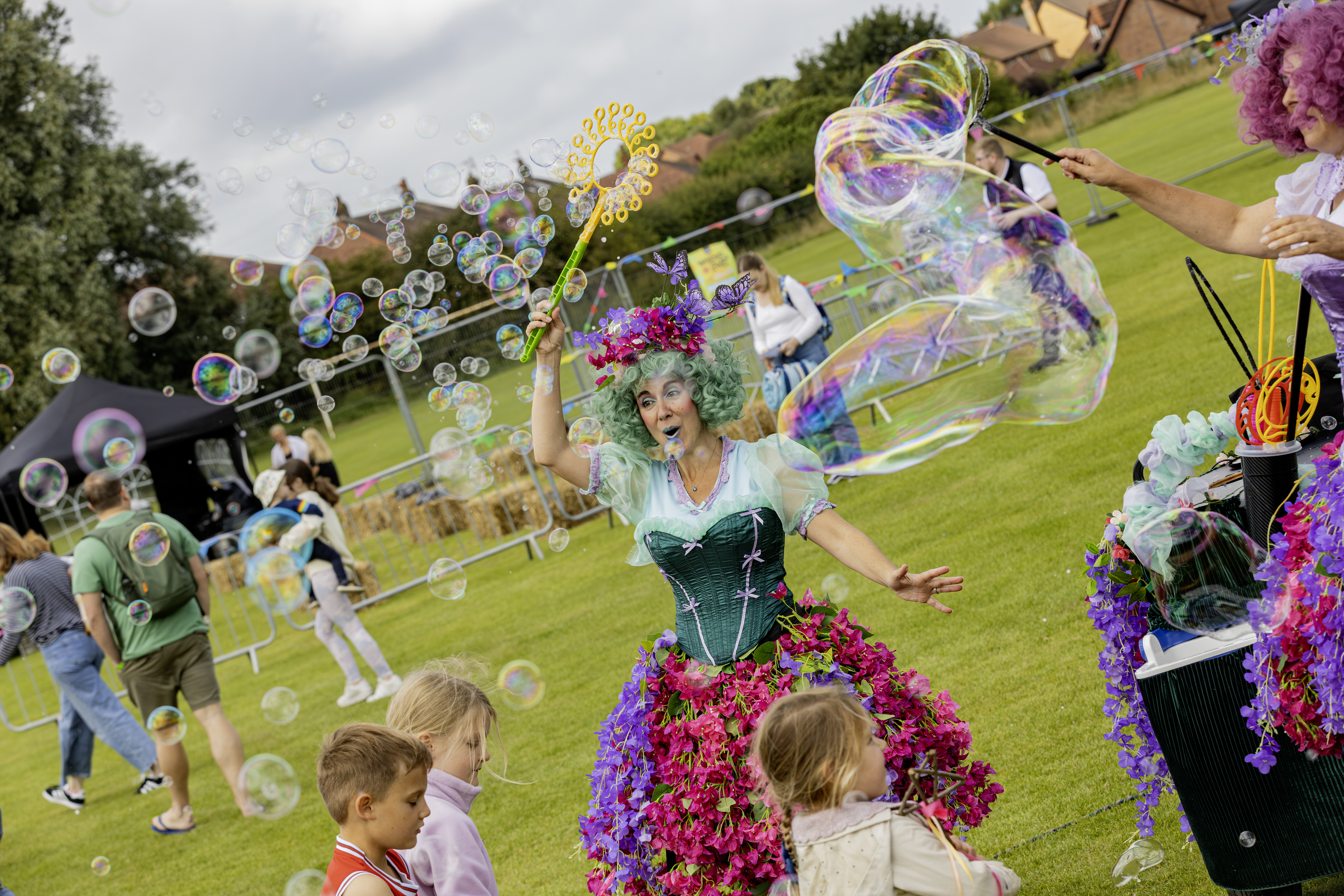 Stiltwalker blowing bubbles at Wanderland event 2024